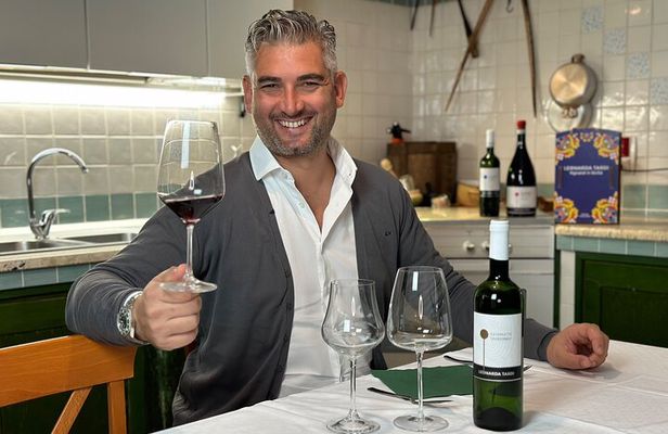 Wine tasting with gastronomic experience at Leonarda's home