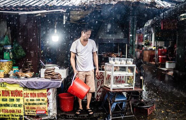 Hanoi Street Photography with a Pro – Phone & Camera