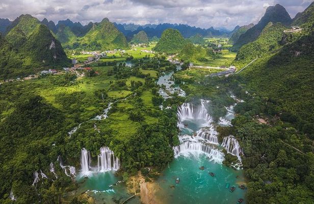 2 Days 1 Night Ban Gioc Waterfall Tour from Hanoi By Limousine
