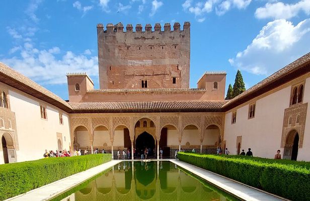 Alhambra and Nasrid Palaces Guided Tour with Tickets