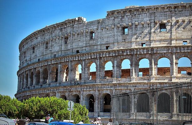 Colosseum, Palatine and Forum tour with virtual guide