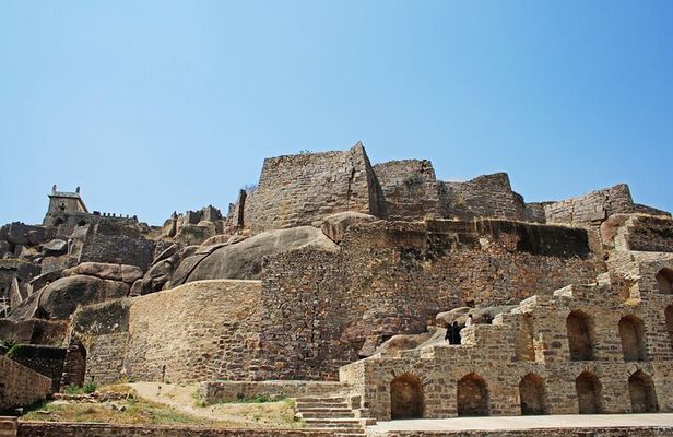 Half Day Tour in Golconda Fort and Qutub Shahi Tombs