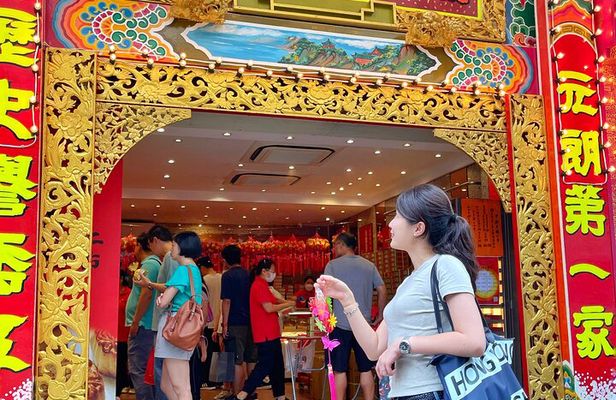 Explore Hong Kong: Aberdeen + Public Housing Estate Group Tour