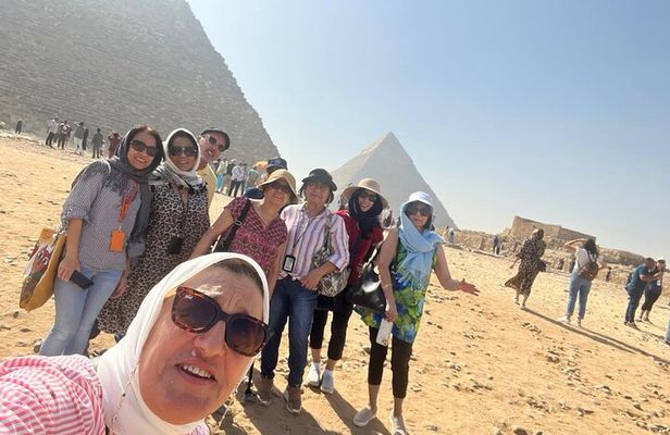Private Tour to The Pyramids Egyptian Museum & Bazaar from Cairo