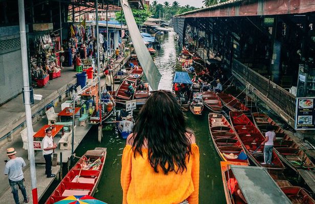 Maeklong Railway & Damnoen Saduak Floating Market Tour – Full Day
