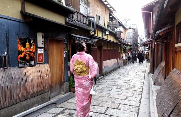2 Hour Night Walking Tour Throughout Gion in a Small Group