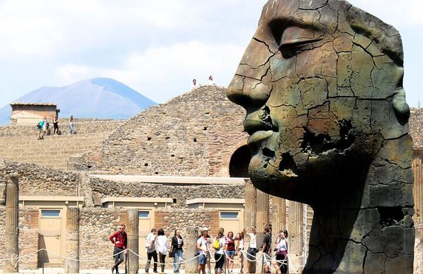 Guided Tour of Pompeii and Herculaneum with Lunch and Ticket