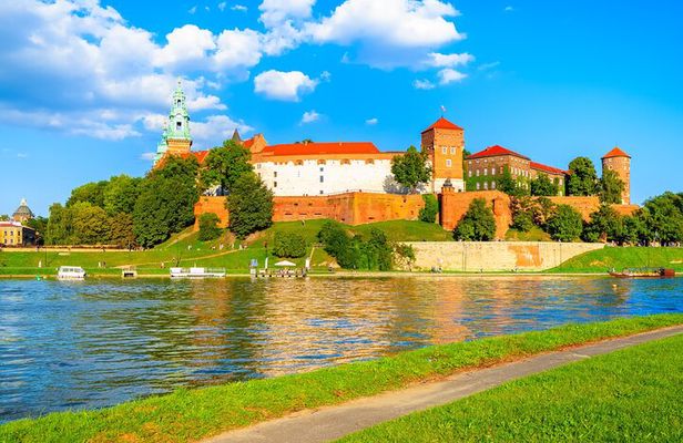 Fast Track Wawel Castle and Old Town Tour with Transfers
