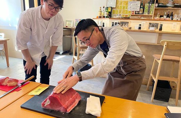 Master the art of Sushi : Toyosu Market Tour & Tuna Cutting