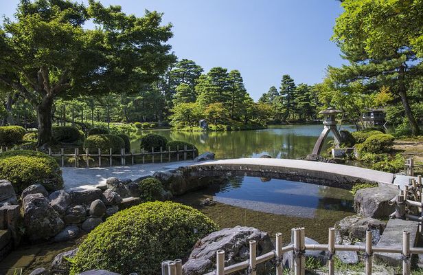 1-Day Kanazawa, Kenrokuen Garden, Samurai District & Sushi-making