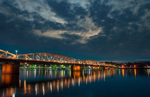 Hue Night Walking And Street Food Tour