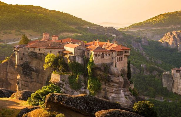 Athens: Meteora Monasteries Tour with Local Guide and Greek Lunch