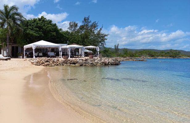 Ocho Rios: Bamboo Beach Club VIP Access with Lunch and Cocktails
