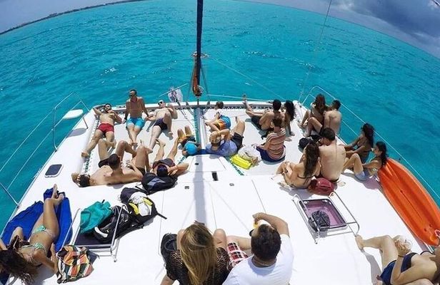 Catamaran Tour to Isla Mujeres from Cancún with Bar and Lunch