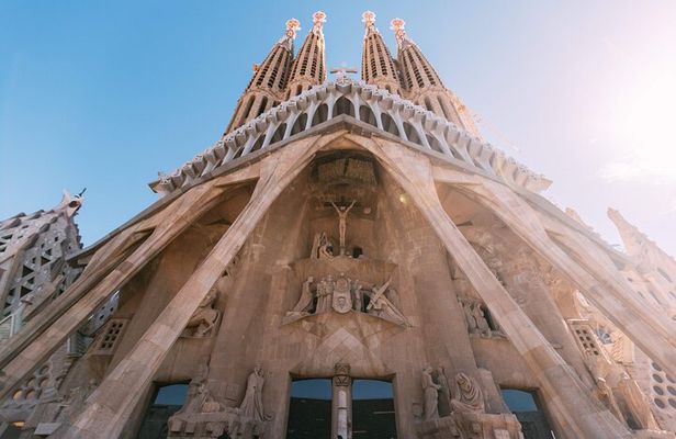 Barcelona: Sagrada Familia Semi-Private Guided Tour