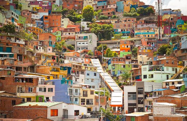 Private Tour in Pablo Escobar and Comuna 13 with Cable Car