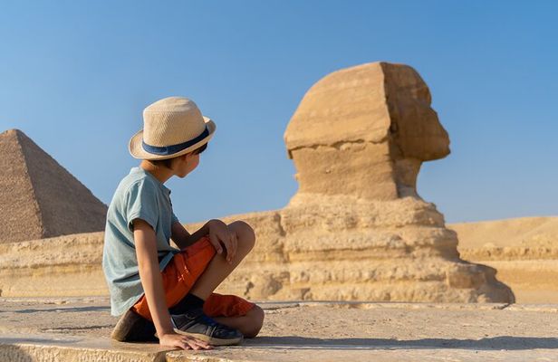 Cairo: Pyramids, Sphinx, Museum & Bazaar Tour with Female Guide