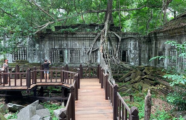 Siem Reap Airport transfer and Beng Mealea visit by private taxi