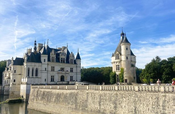 Loire Valley Day Tour Chambord and Chenonceau plus Lunch at a Private Castle