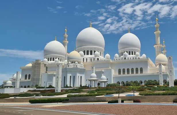 Guided City Tour of Abu Dhabi with Sheikh Zayed Mosque