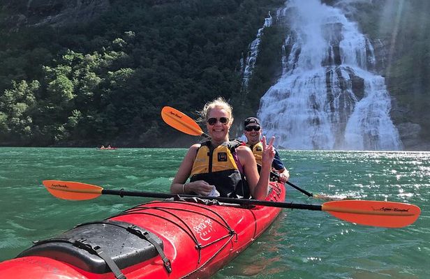 Guided kayak tour "The Seven Sister Tour" on the Geiranger Fjord - 4 h