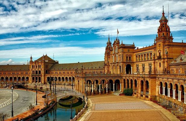 Excursion from Malaga to Seville with tickets to the Real Alcázar