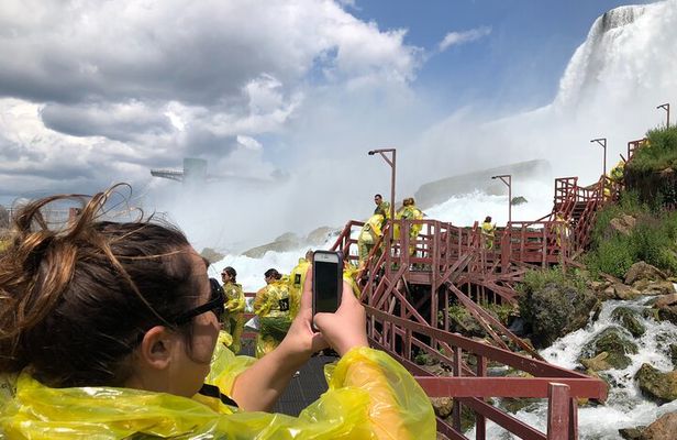 Niagara Falls: Ultimate US & Canadian Side Tour