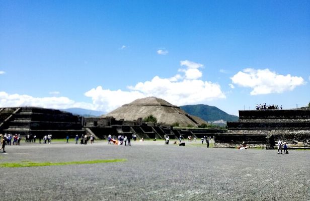 Teotihuacan Y Basilica with driver and guide included.