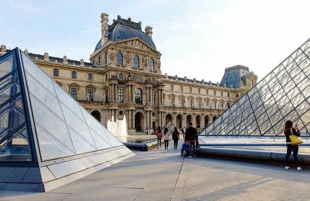 Louvre Museum Guided Tour Options with Timed Entry