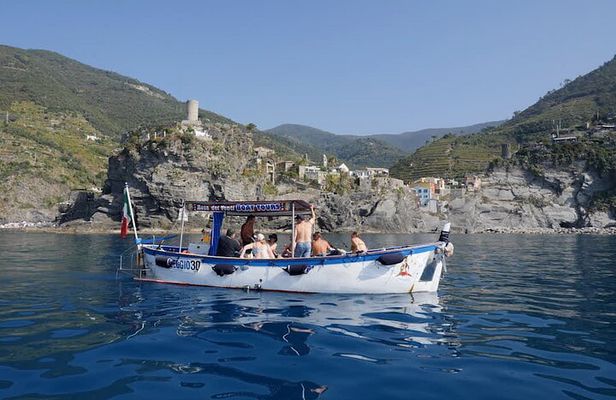 Morning Boat Tour to Cinque Terre with brunch