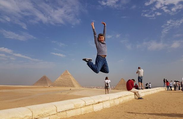 Private VIP Tour to Giza Pyramids Sphinx And the Egyptian Museum