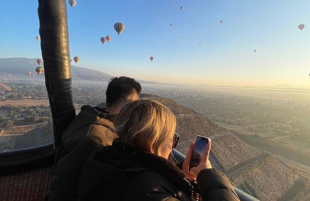Teotihuacán Mexico balloon flight, breakfast and transportation