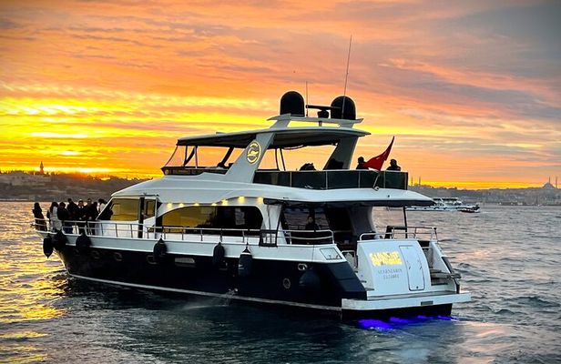 Istanbul Luxury Bosphorus Sunset Yacht Cruise with Live Guide