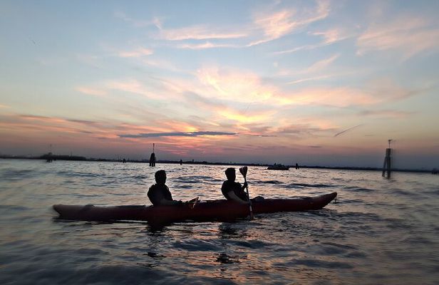2 Hour Night Kayak Tour in Venice, premium experience with sunset