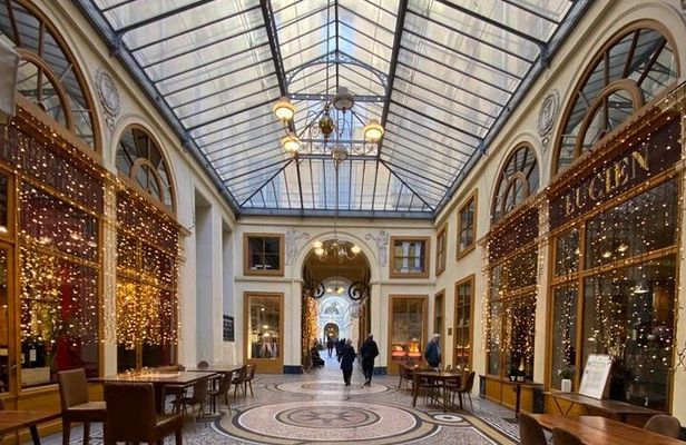Explore the Covered Passages of Paris with a track game