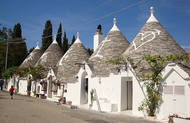 From Bari: Visit Polignano a Mare and Alberobello