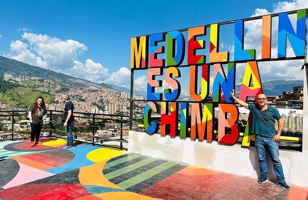 Private Medellín Tour: Pablo Escobar, Comuna 13 & Cable Car