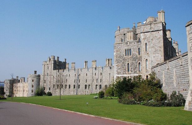 Windsor Castle, Bath and Stonehenge Tour