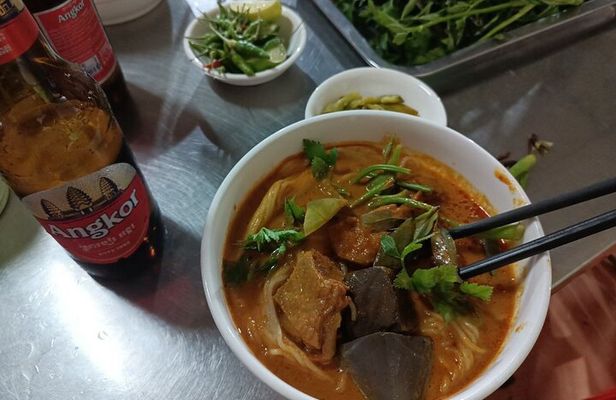 Small Group Phnom Penh Food Tour and Local Market Experience 