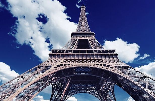 Small Group Sightseeing walking tour around Eiffel Tower