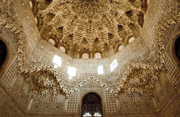 Granada: Alhambra & Nasrid Palaces Guided Tour in Small Groups