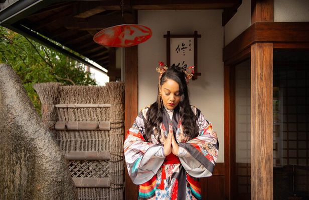 A Privately Guided Photoshoot in Beautiful Kyoto by a Pro