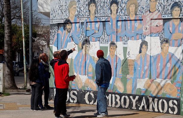2 Hours Football and Street Art Walking Tour in Buenos Aires
