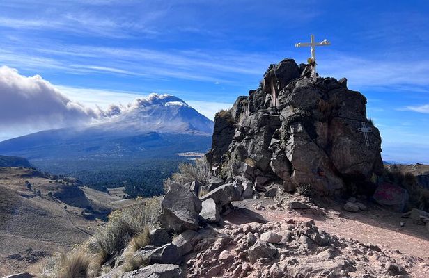 Private Hike next to volcano at 14800 ft. from Mexico city