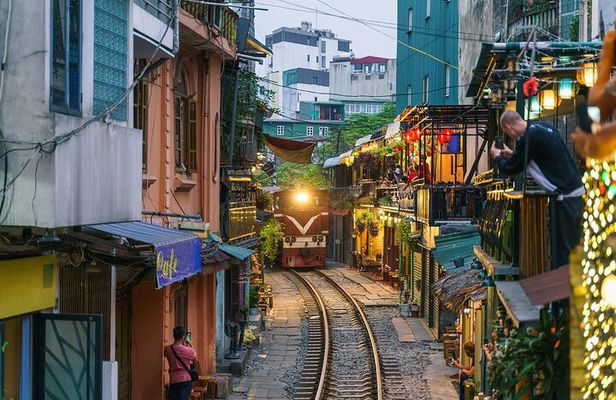 Private Hanoi Street Food Tour with visit Train Street