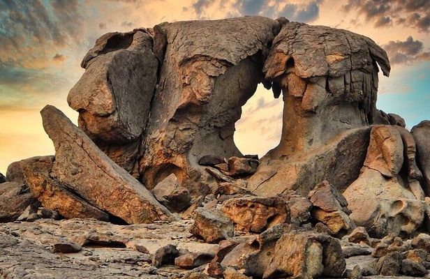 4 Hours Charming Moon Valley Hike Experience in Jeddah