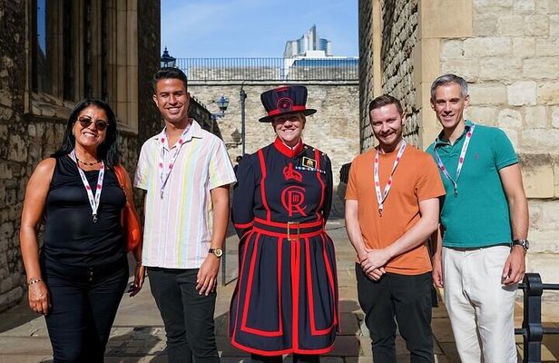 Tower of London Guided Tour with Beefeater Meet & Crown Jewels