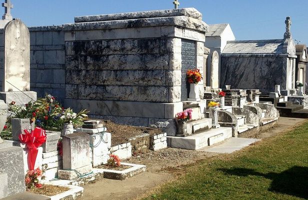 Eternal Echoes: A Cemetery Tour of New Orleans