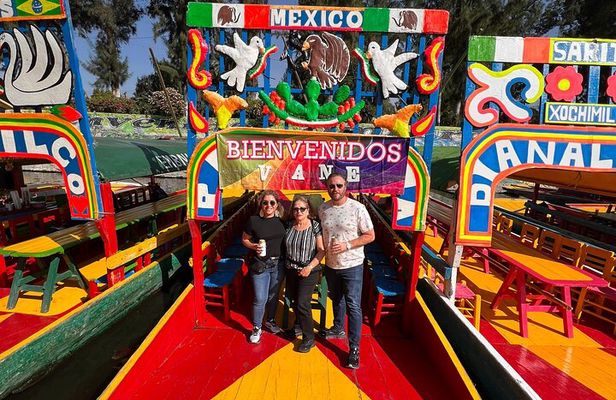 Riding Boats + Tacos+ Frida Kahlo's neighborhood (private tour)