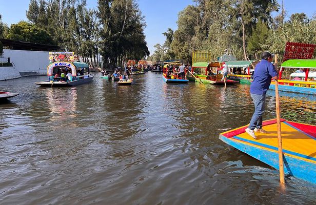 Riding Boats +Warm Mex Food+ Frida Kahlo's neighborhood (private)